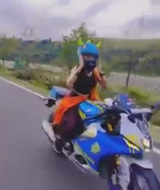 girl stunt on the bike in Dehradun