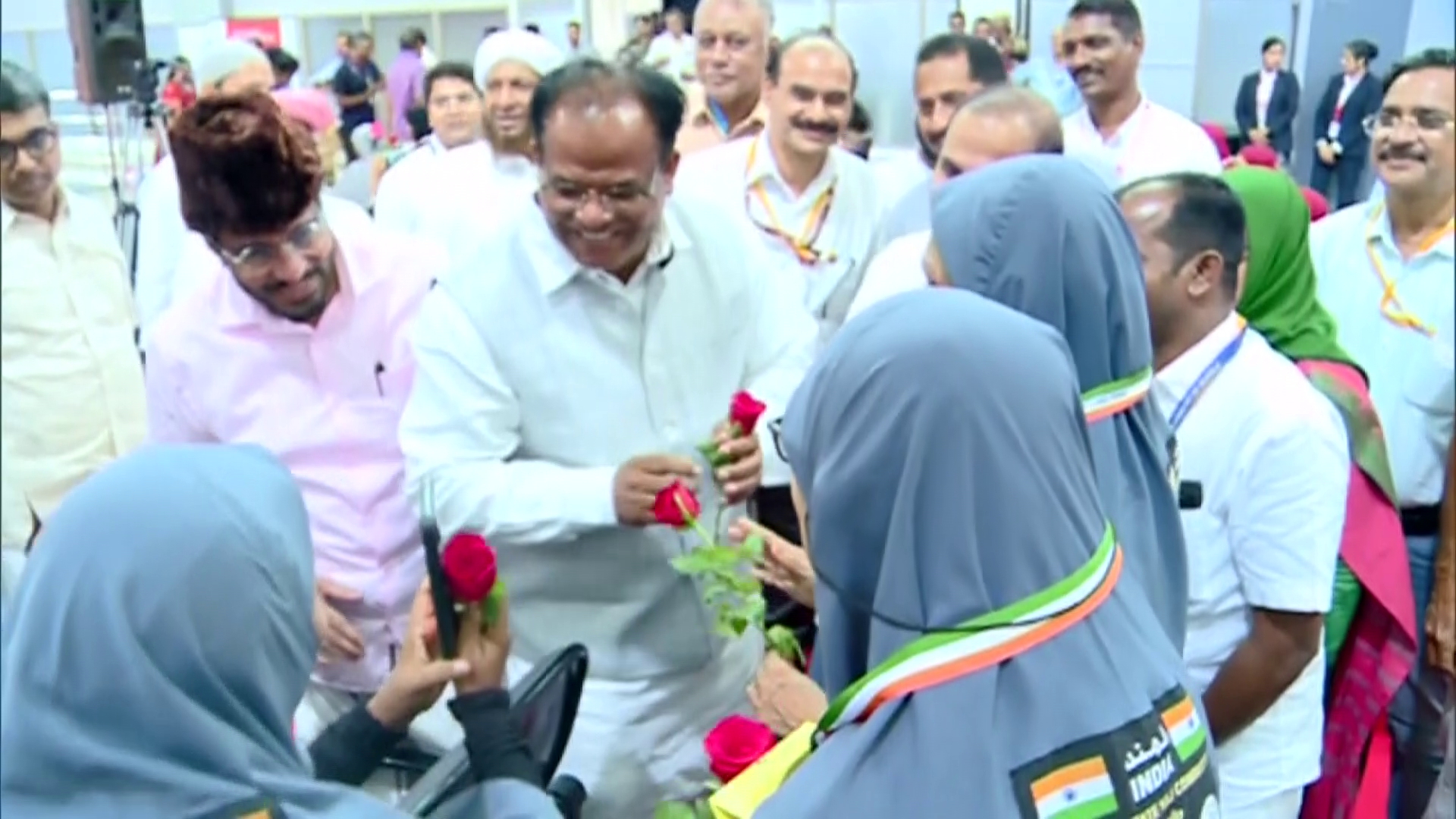 The first women only Hajj flight take off from Karipur  First women only Hajj flight took off from Karipur  ഹജ്ജ് വിമാനം  വനിതകള്‍ക്ക് മാത്രമുള്ള ഹജ്ജ് വിമാനം  സര്‍വീസ് നടത്തി എയര്‍ ഇന്ത്യ  എയര്‍ ഇന്ത്യ  എയര്‍ ഇന്ത്യ സര്‍വീസ്