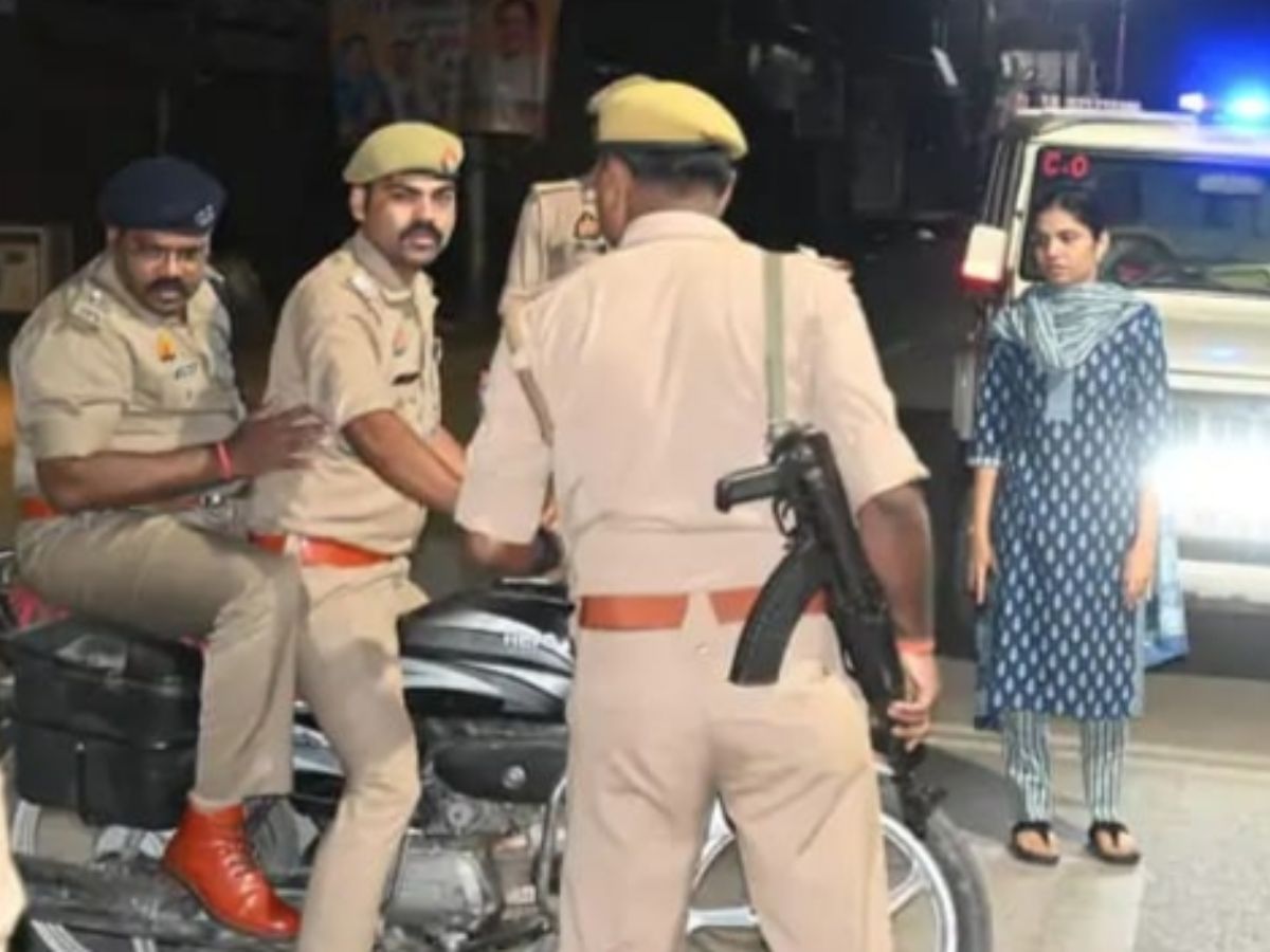 पुलिस टीम के साथ  पुलिस अधीक्षक बी.बी.जी.टी.एस. मूर्ति.