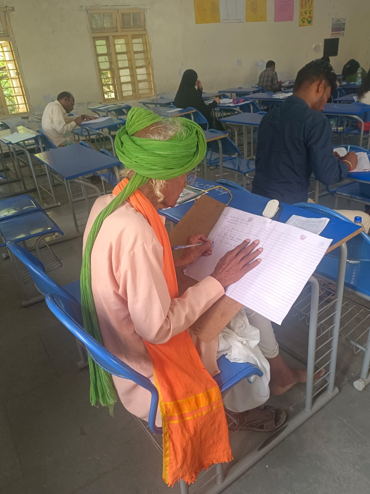 81-year-old-man-wrote-english-ma-exam-in-vijayapur