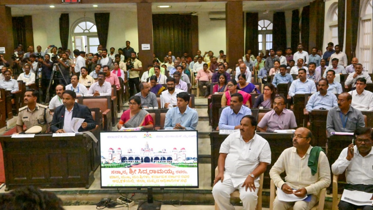 District level officers meeting with Siddaramaiah