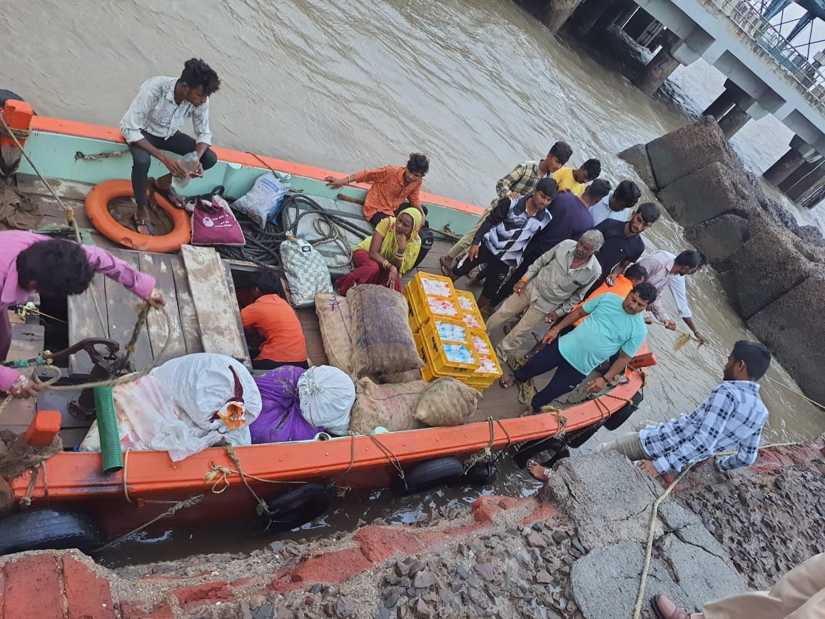 सुरक्षित स्थानों पर जाते लोग