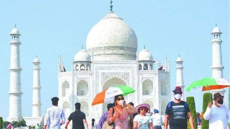 ताजमहल का दीदार करने पहुंचे पर्यटक (फाइल फोटो)