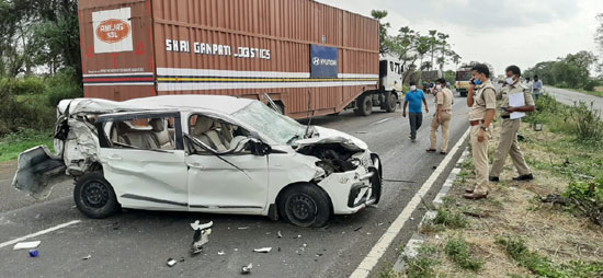 Newly married couple died, Newly married couple died in road accident,Newly married couple died in West Godavari, West Godavari accident, West Godavari accident news, West Godavari crime news, ನವದಂಪತಿ ಸಾವು, ಅಪಘಾತದಲ್ಲಿ ನವದಂಪತಿ ಸಾವು, ಪಶ್ಚಿಮ ಗೋದಾವರಿಯಲ್ಲಿ ನವದಂಪತಿ ಸಾವು, ಪಶ್ಚಿಮ ಗೋದಾವರಿ ಅಪಘಾತ ಸುದ್ದಿ, ಪಶ್ಚಿಮ ಗೋದಾವರಿ ಅಪರಾಧ ಸುದ್ದಿ,