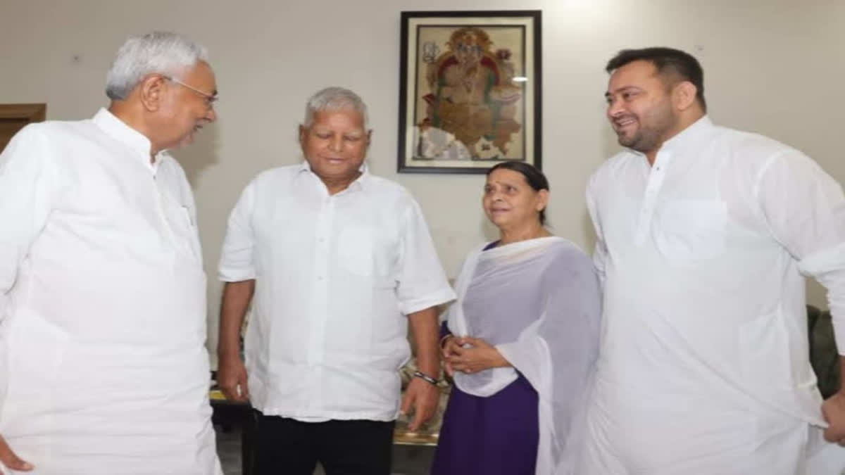 Bihar: Lalu Prasad Yadav reaches Nitish Kumar's residence
