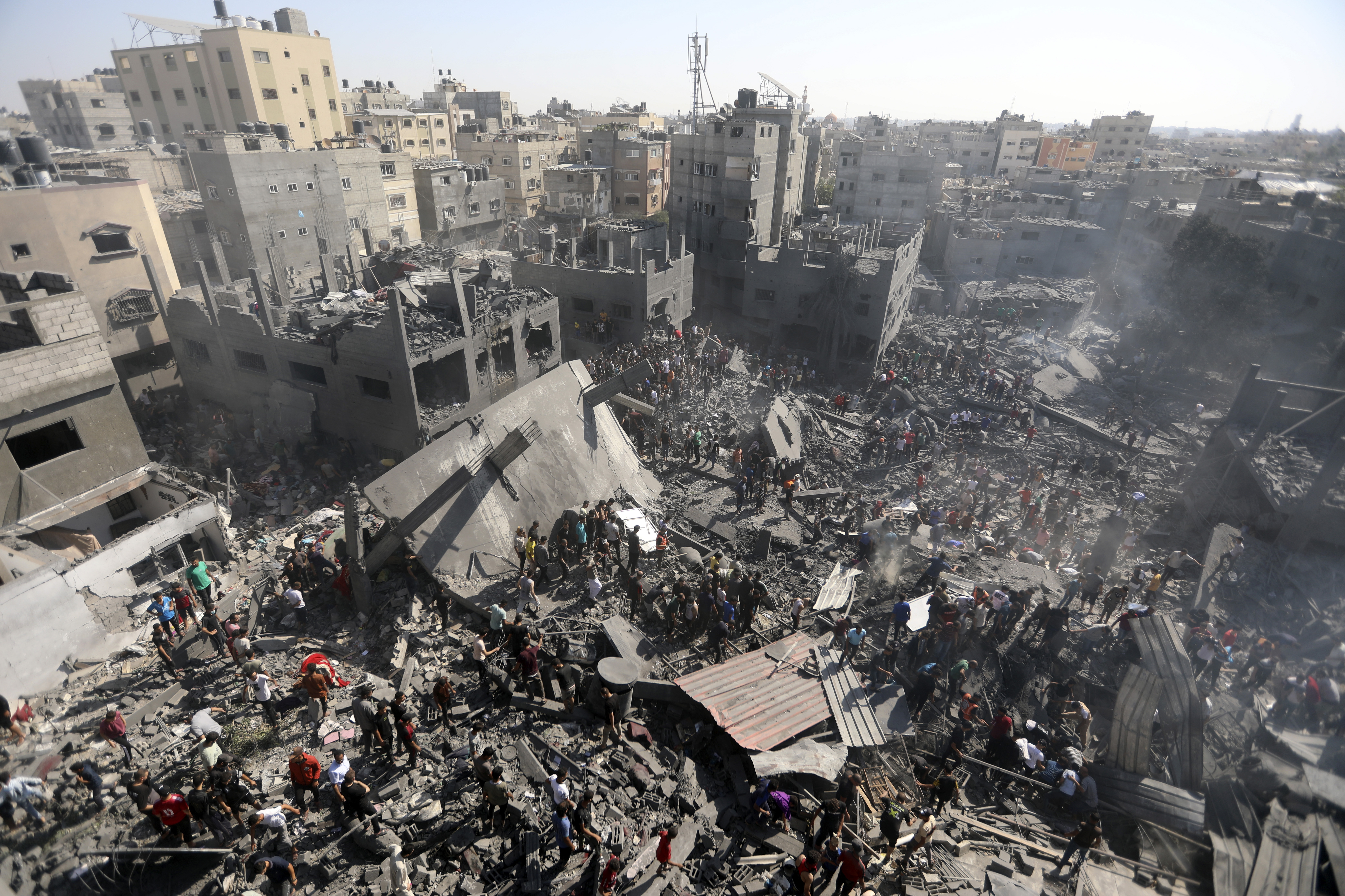 ( PHOTO: AP)اسرائیلی بمباری میں غزہ کھنڈر میں تبدیل۔