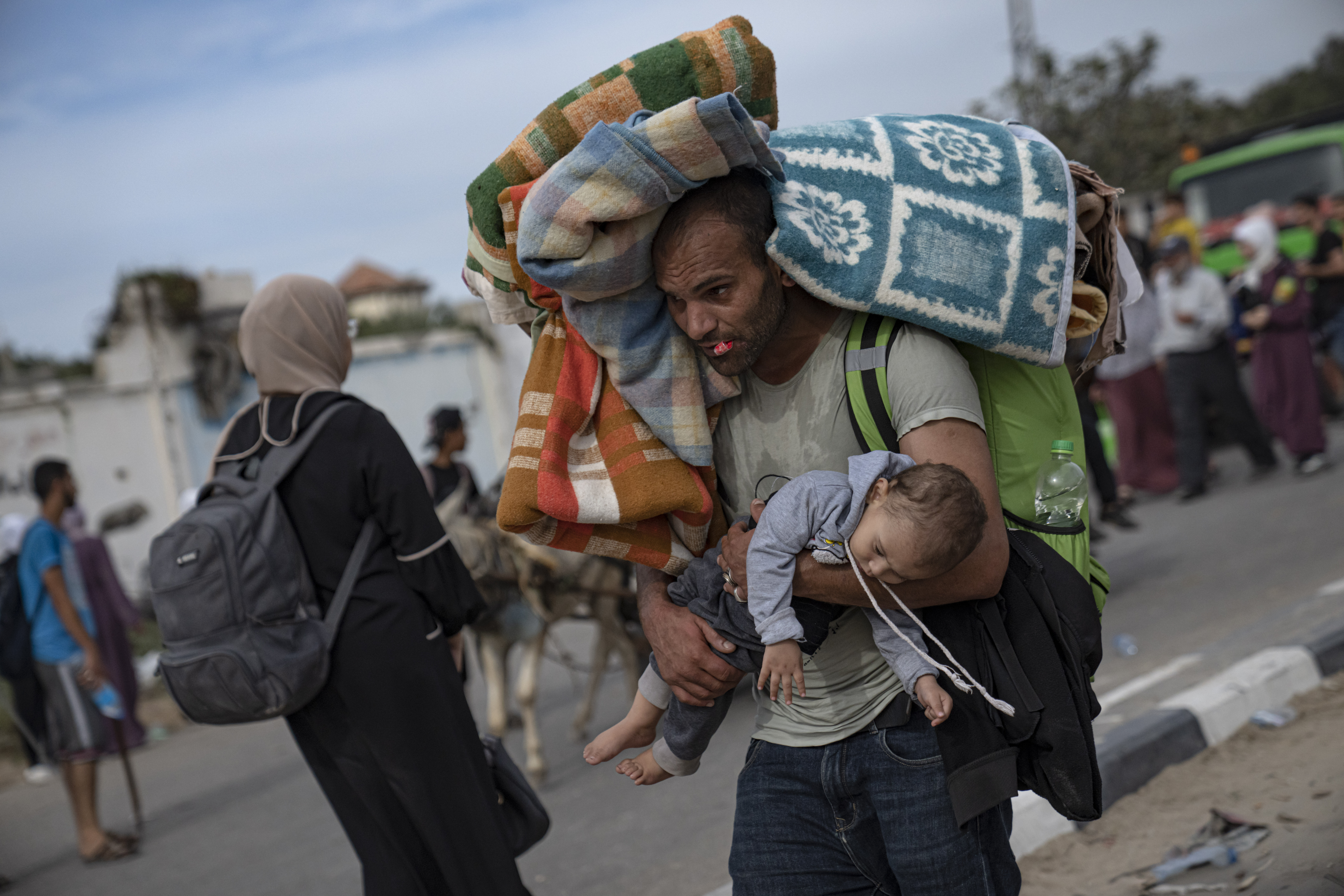 اسرائیلی حملے کے بعد جبراً نقل مکانی کو مجبور فلسطینی۔( PHOTO: AP)