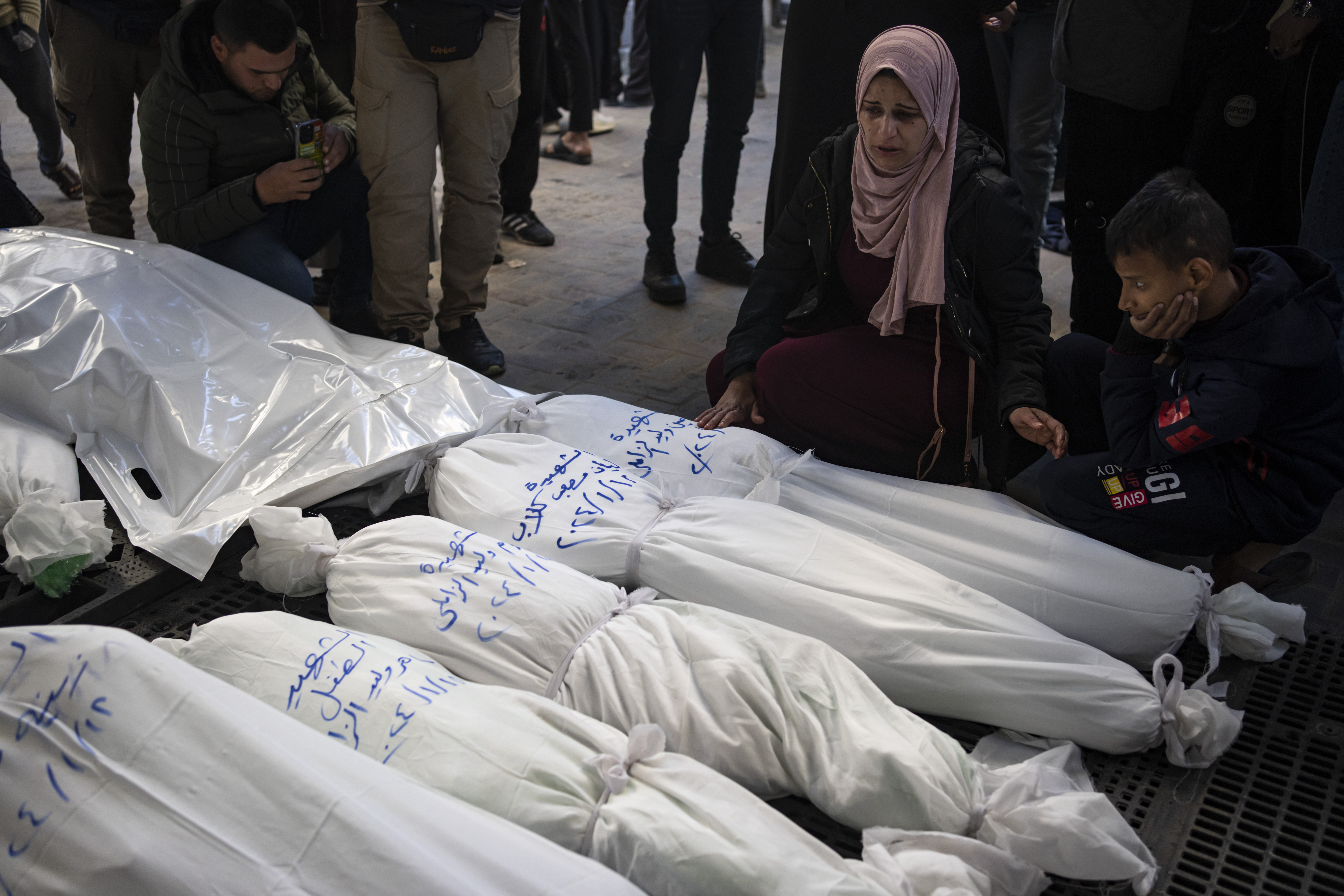 ( PHOTO: AP) اسرائیلی حملے میں زخمی فلسطینی معصوم۔اسرائیلی حملے میں ہلاک اپنے رشتہ داروں کے لاشوں کے روبرو سوگ مناتی فلسطینی لڑکی۔