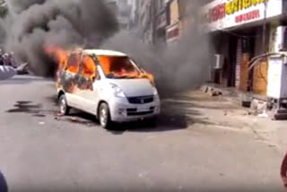 moving car catches fire in Udaipur