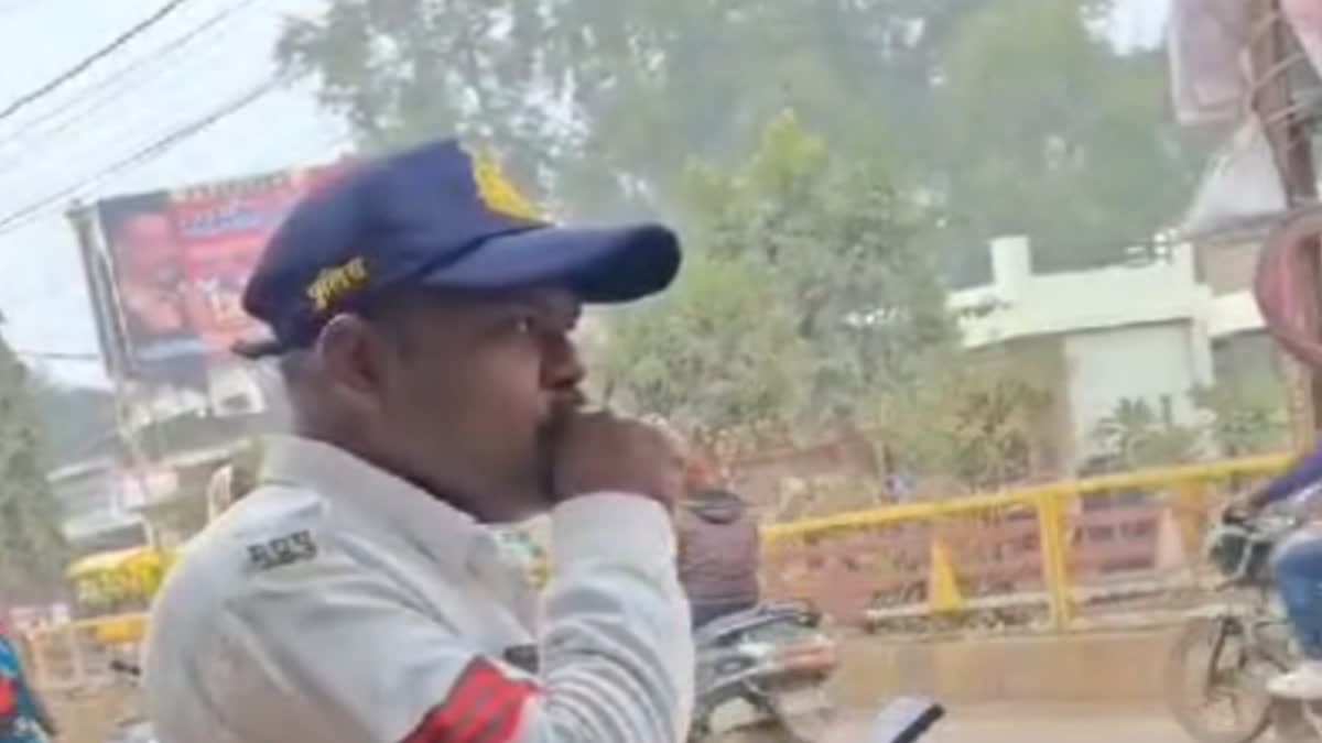 MAIHAR TRAFFIC POLICEMAN SMOKING