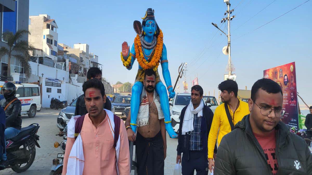 Kavi Harsana carries the idol of Lord Shiva to the confluence