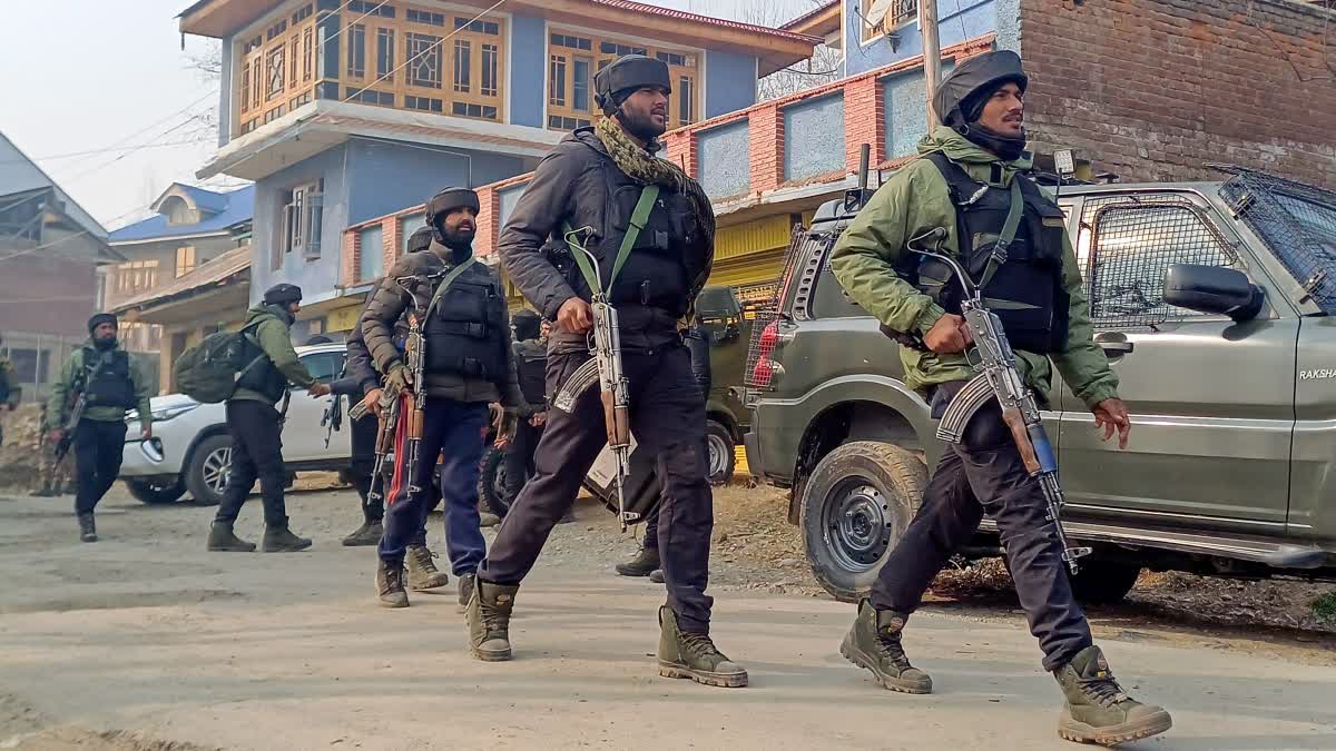 Encounter in Sopore in Jammu Kashmir terrorists trapped update