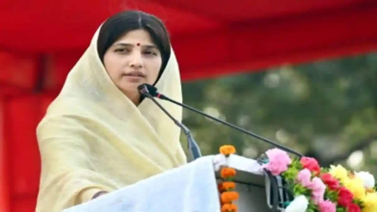 Dimple Yadav, a Samajvadi Party leader, criticised the government for using rubber bullets and pellet guns on protesting farmers in her constituency of Mainpuri. She argued that the government is using these tactics to divide votes, despite the presence of bulletproof jackets and helmets on media.