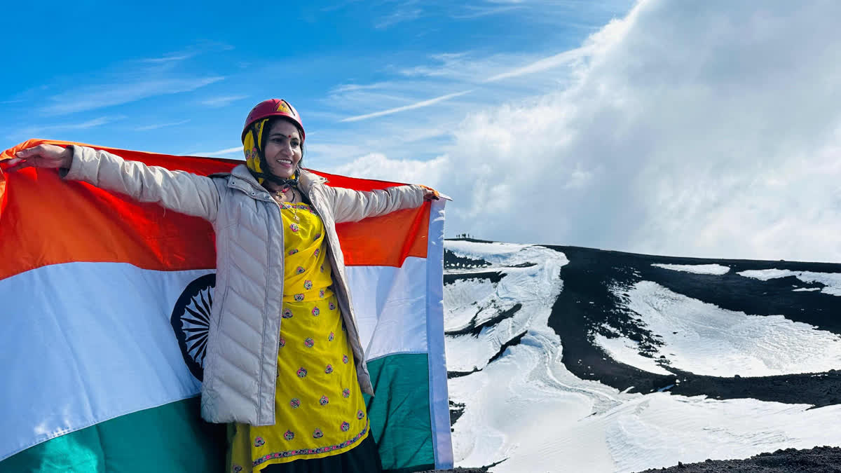 rajasthan-daughter-and-social-media-influencer-dholi-meena-climbed-mount-etna-in-europe