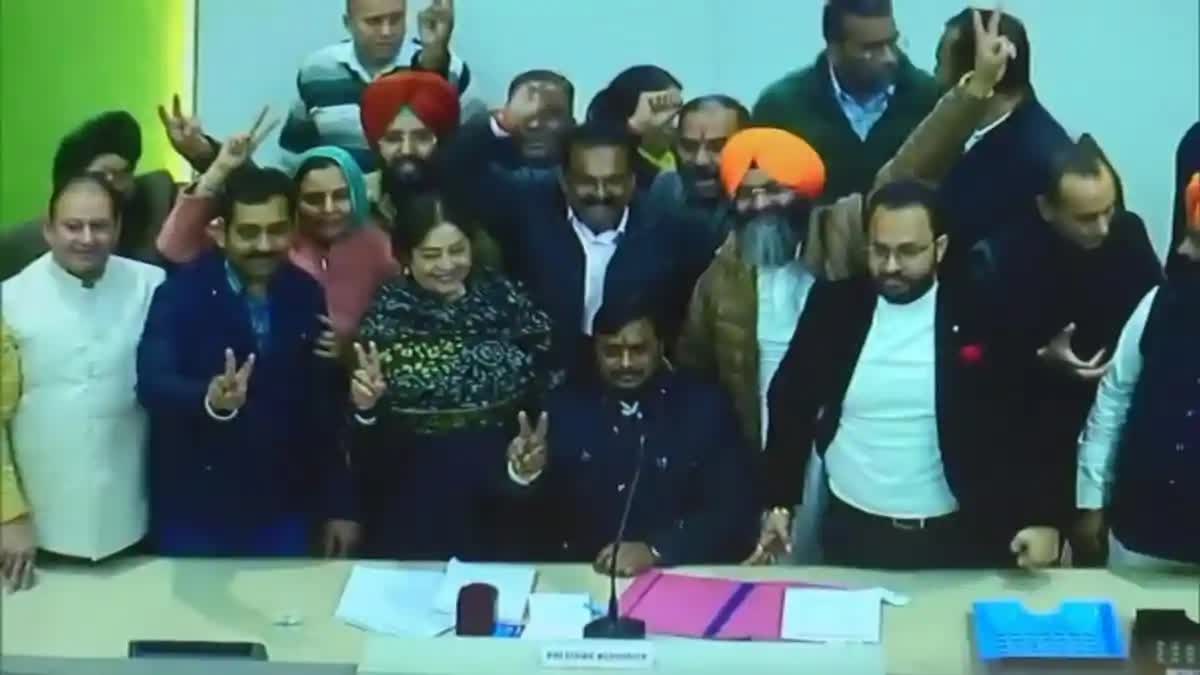 chandigarh mayor Manoj Sonkar steps down as mayor 3 AAP Councillors Join BJP മേയർ മനോജ് സോങ്കർ ബിജെപി