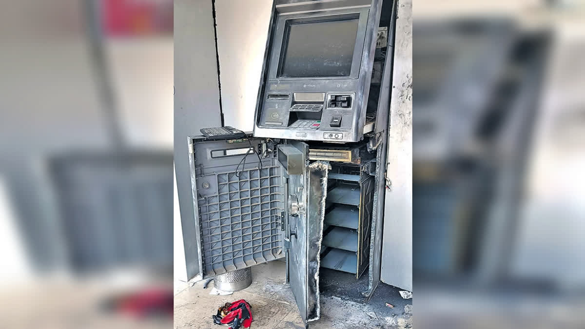 Massive theft  SBI ATM  money stolen  ಎಸ್​ಬಿಐ ಎಟಿಎಂ  ತೆಲಂಗಾಣದಲ್ಲಿ ಭಾರೀ ಕಳ್ಳತನ