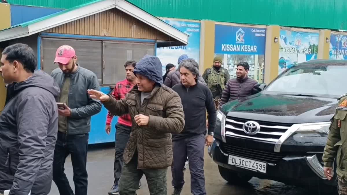 Sachin Tendulkar in Valley: Cricketer Stops by Kashmiri Saffron Shop in South Kashmir's Pulwama