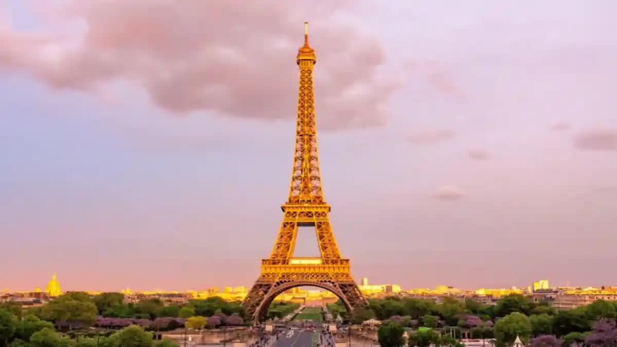 Strike at Eiffel Tower in Paris  Eiffel Tower disrupts visits  പാരിസിലെ ഈഫൽ ടവറില്‍ സമരം  ലോകാത്ഭുതങ്ങളിലൊന്നായ ഈഫൽ ടവര്‍  സമരം സന്ദർശനത്തെ തടസപ്പെടുത്തി