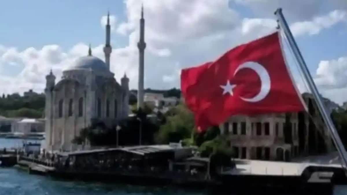 Turkey bans the celebration of Western holidays in private schools