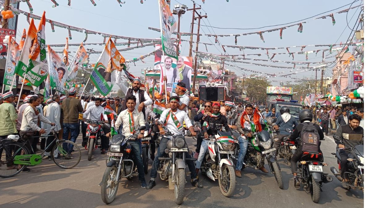 कार्यकर्ताओं ने निकाली बाइक रैली.
