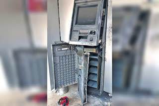 Massive theft  SBI ATM  money stolen  ಎಸ್​ಬಿಐ ಎಟಿಎಂ  ತೆಲಂಗಾಣದಲ್ಲಿ ಭಾರೀ ಕಳ್ಳತನ