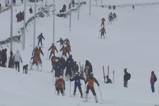 watch-snow-clad-slopes-of-gulmarg-welcomes-skiers-for-winter-games
