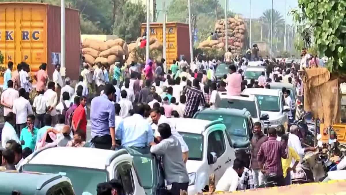 parking_of_ysrcp_leaders_vehicles_at_guntur_mirchi_yard