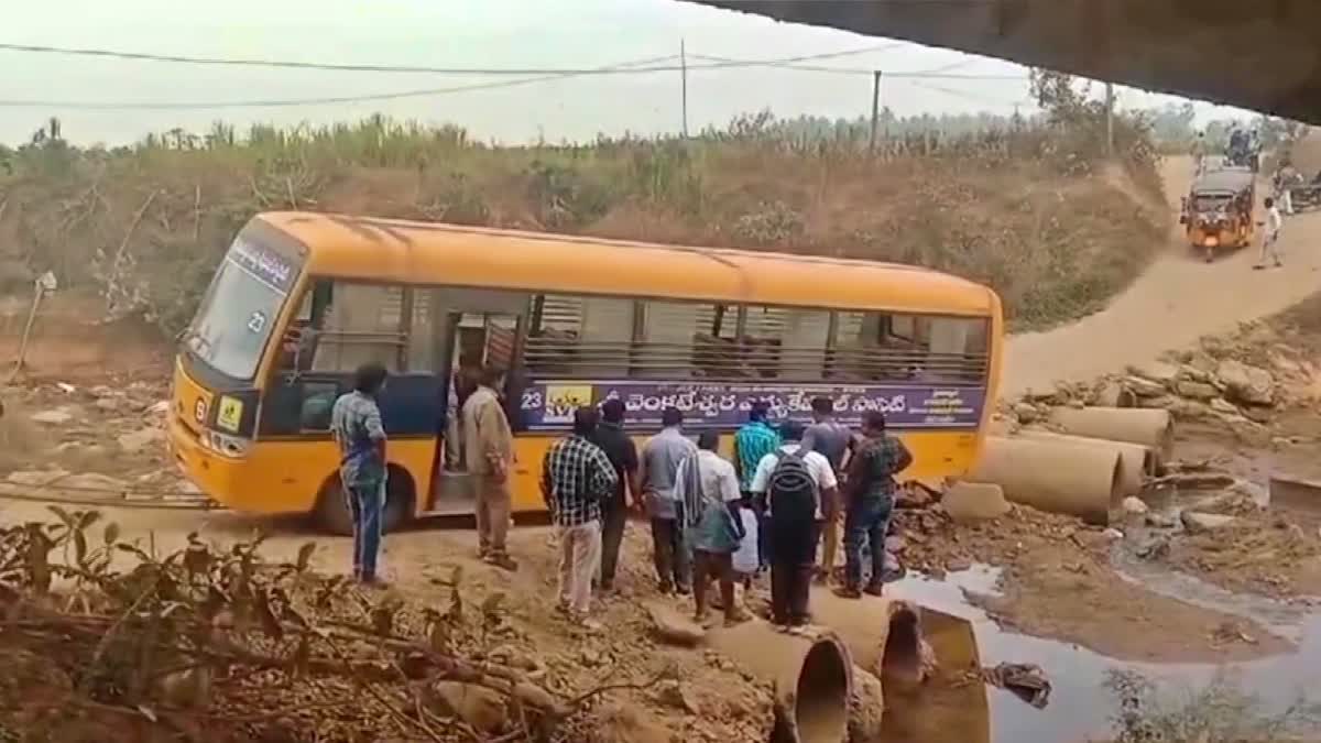 SCHOOL_BUS_FELL_INTO_CANAL