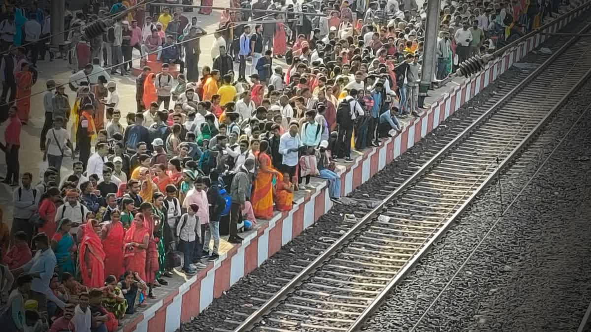 Passengers Protest as Train to Delhi Halted in Giridih Over Reservation Dispute