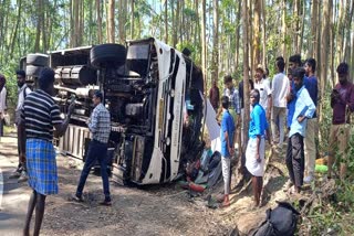 മൂന്നാർ ടൂറിസ്‌റ്റ് ബസ് അപകടം  2 DIED AND MANY INJURED IN ACCIDENT  TOURIST BUS ACCIDENT IN MUNNAR  ACCIDENT DEATH IN MUNNAR