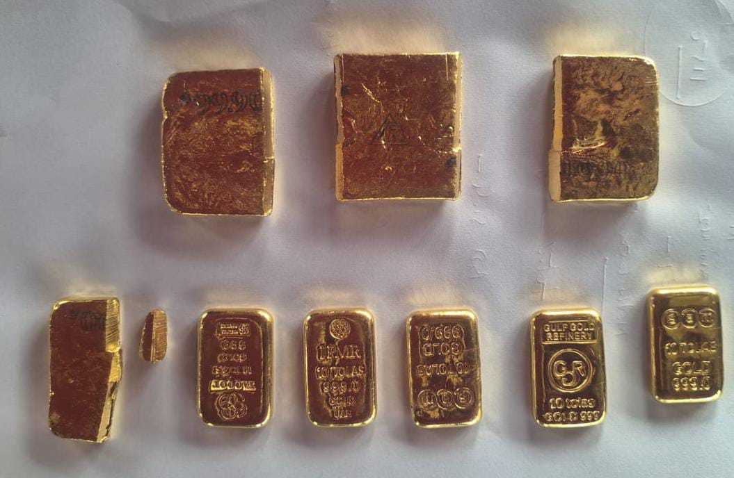 BSF DETAINED ONE INDIAN SMUGGLER WITH GOLD Worth Crores