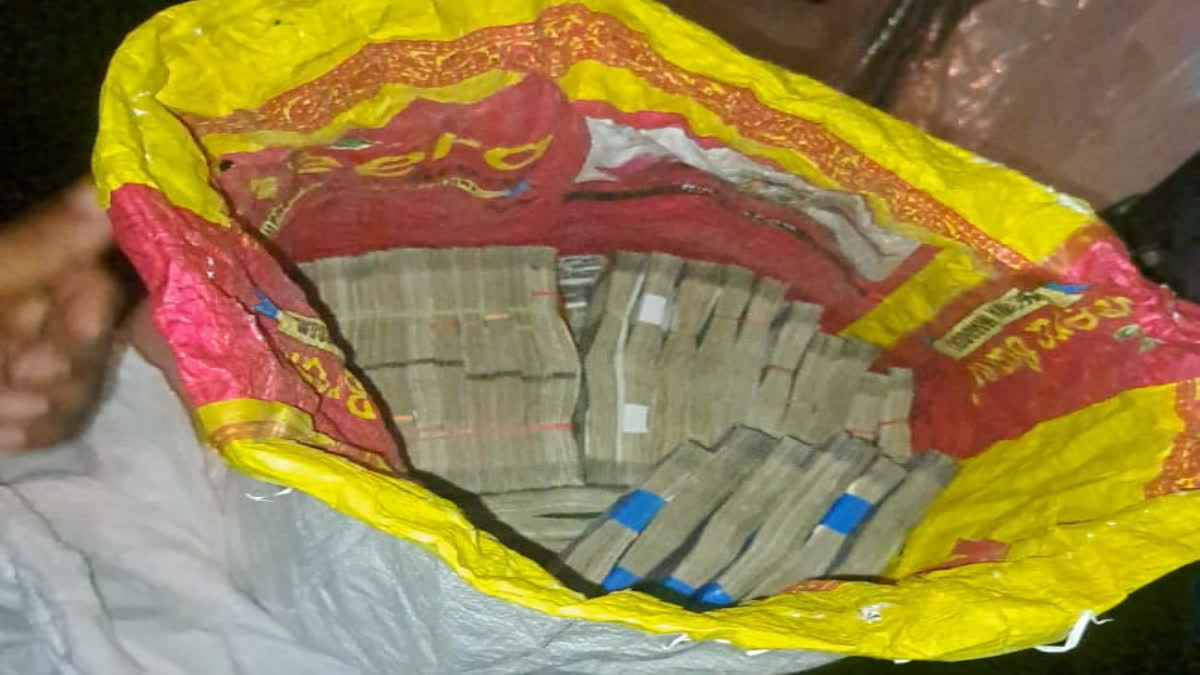 99 lack unaccounted cash seized from a car in mandya (photo etv bharat)