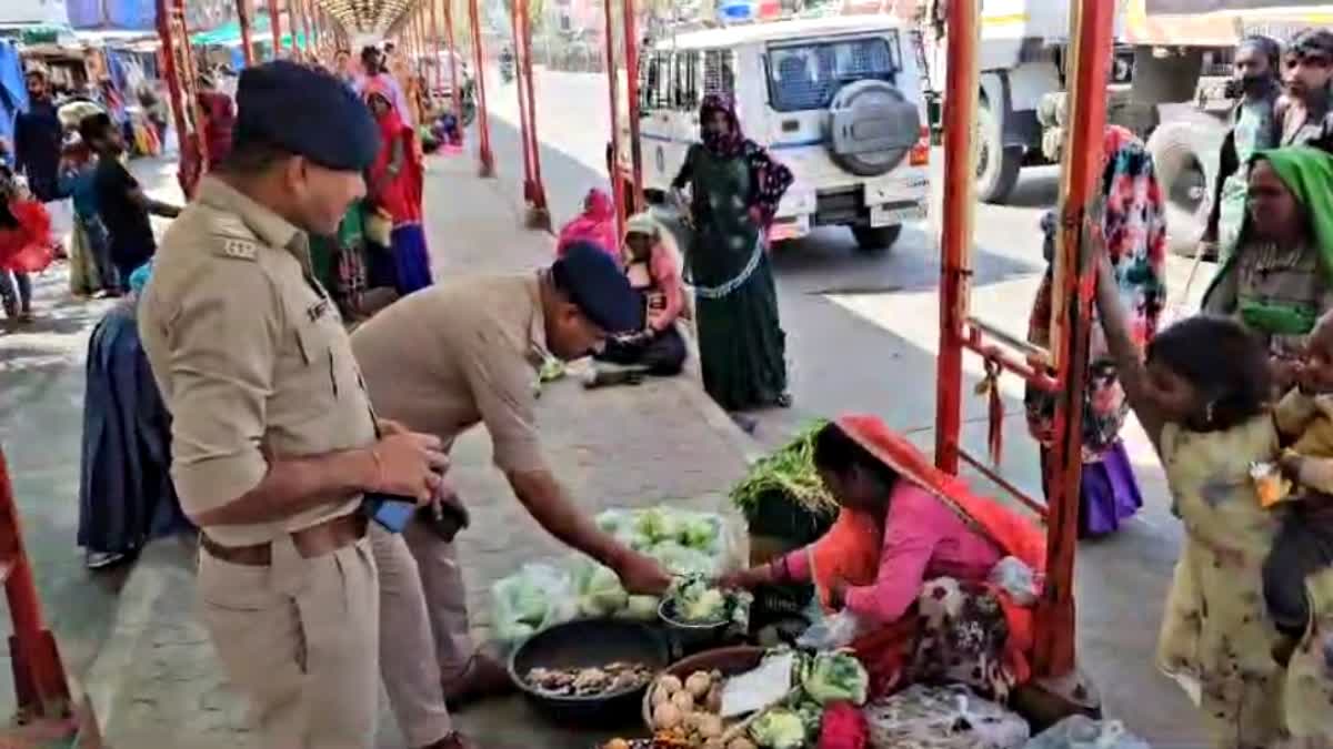 દારૂનો વેપલો છોડાવી અંબાજી પોલીસે મહિલાઓને શરૂ કરાવ્યો શાકભાજીનો વેપાર