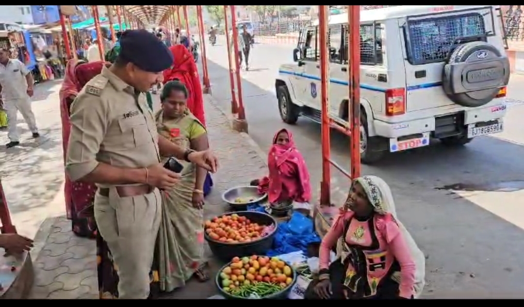 દારૂનો વેપલો છોડાવી અંબાજી પોલીસે મહિલાઓને શરૂ કરાવ્યો શાકભાજીનો વેપાર