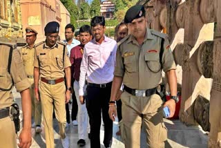 महाबोधि मंदिर पहुंचकर सुरक्षा का जायजा लेते डीएम और एसपी
