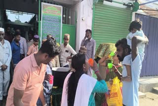 பக்தர்களுக்கு  குளிர்பானம் வழங்கிய இஸ்லாமியர்கள்