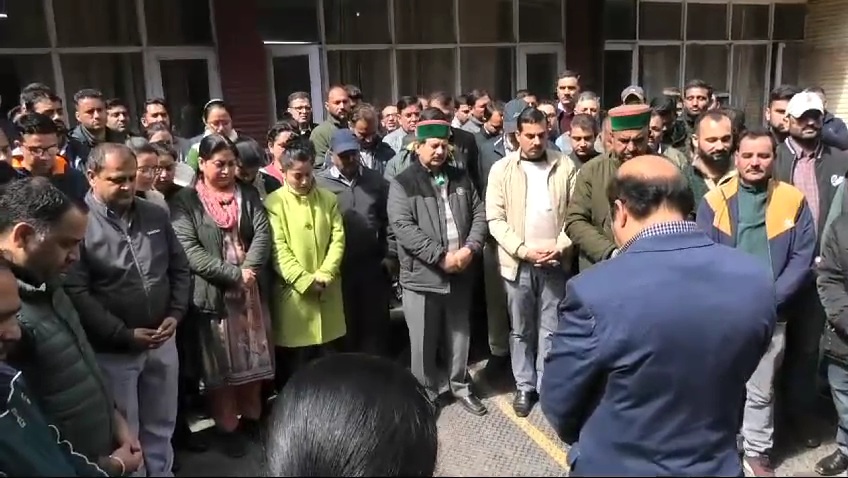 शिमला में HPPCL कर्मचारियों का मौन प्रदर्शन
