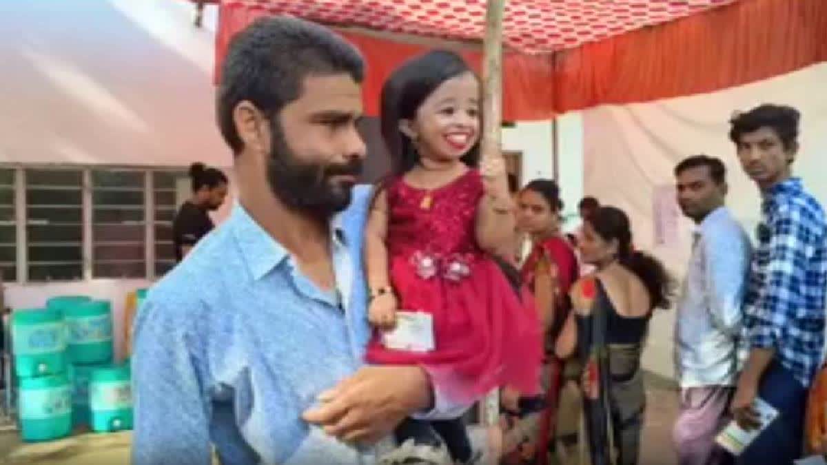 Jyoti Amge cast her vote in Nagpur