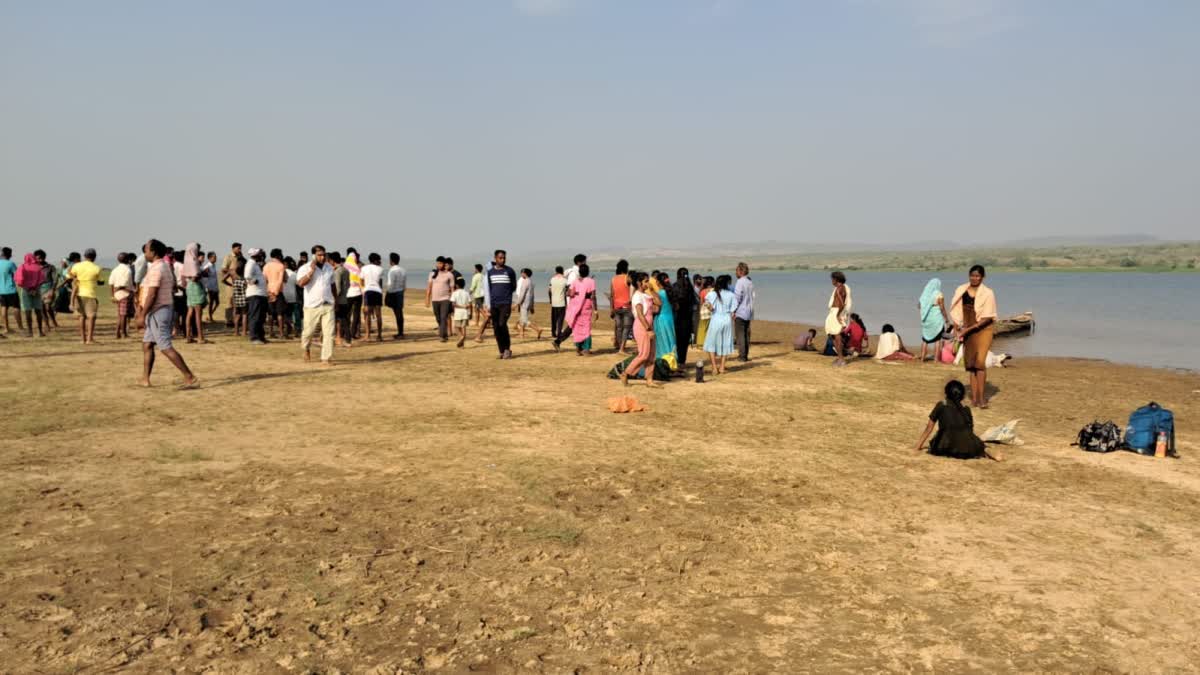 boat capsizes in Mahanadi River