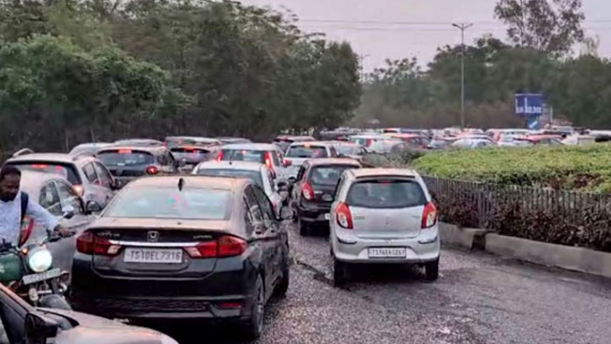 Traffic jam due to arrival of thousands of devotees