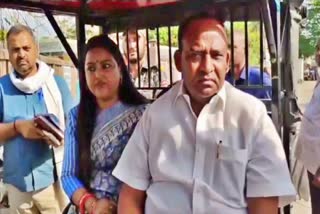 ई-रिक्शा पर सवार होकर मतदान केंद्र पहुंचे RJD प्रत्याशी कुमार सर्वजीत, पत्नी के साथ किया मतदान
