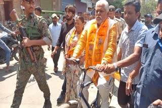मंत्री प्रेम कुमार साइकिल चलाकर पहुंचे बूथ, मतदान करने के बाद चारों सीटों पर जीत का किया दावा