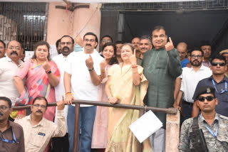 The BJP candidate from Nagpur Lok Sabha seat, Nitin Gadkari, cast his vote on Friday at the Town Hall polling booth along with his wife and family. He further expressed his confidence that he would win by a huge margin. He is contesting against Congress candidate Vikas Thakre.