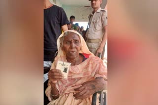'जब तक जिंदा हूं वोट करूंगी' परपोते के गोद में सवार होकर बूथ पहुंची 102 साल की परदादी, देश के पहले चुनाव में भी कर चुकी हैं मतदान