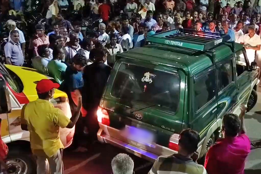 உடல்நிலை மோசமடைந்த போராட்டக்காரர்களை மருத்துவமனை அழைத்து செல்லும்போது எடுக்கப்பட்ட புகைப்படம்