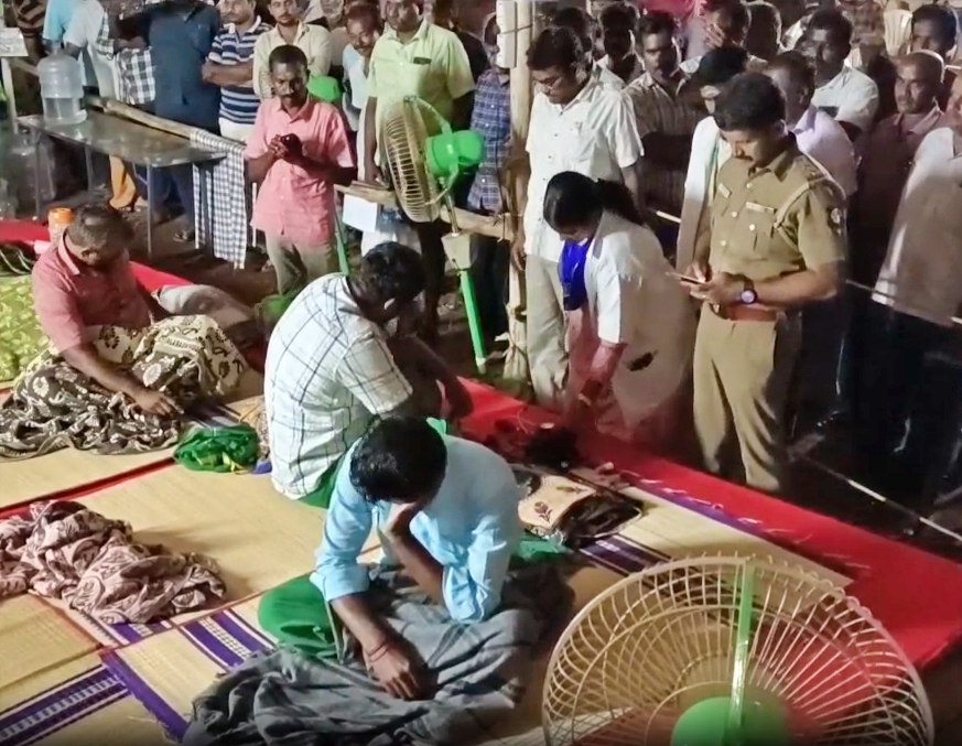 போராட்டக்காரர்களின் உடல்நிலையை பரிசோதிக்கும் மருத்துவக் குழுவினர்