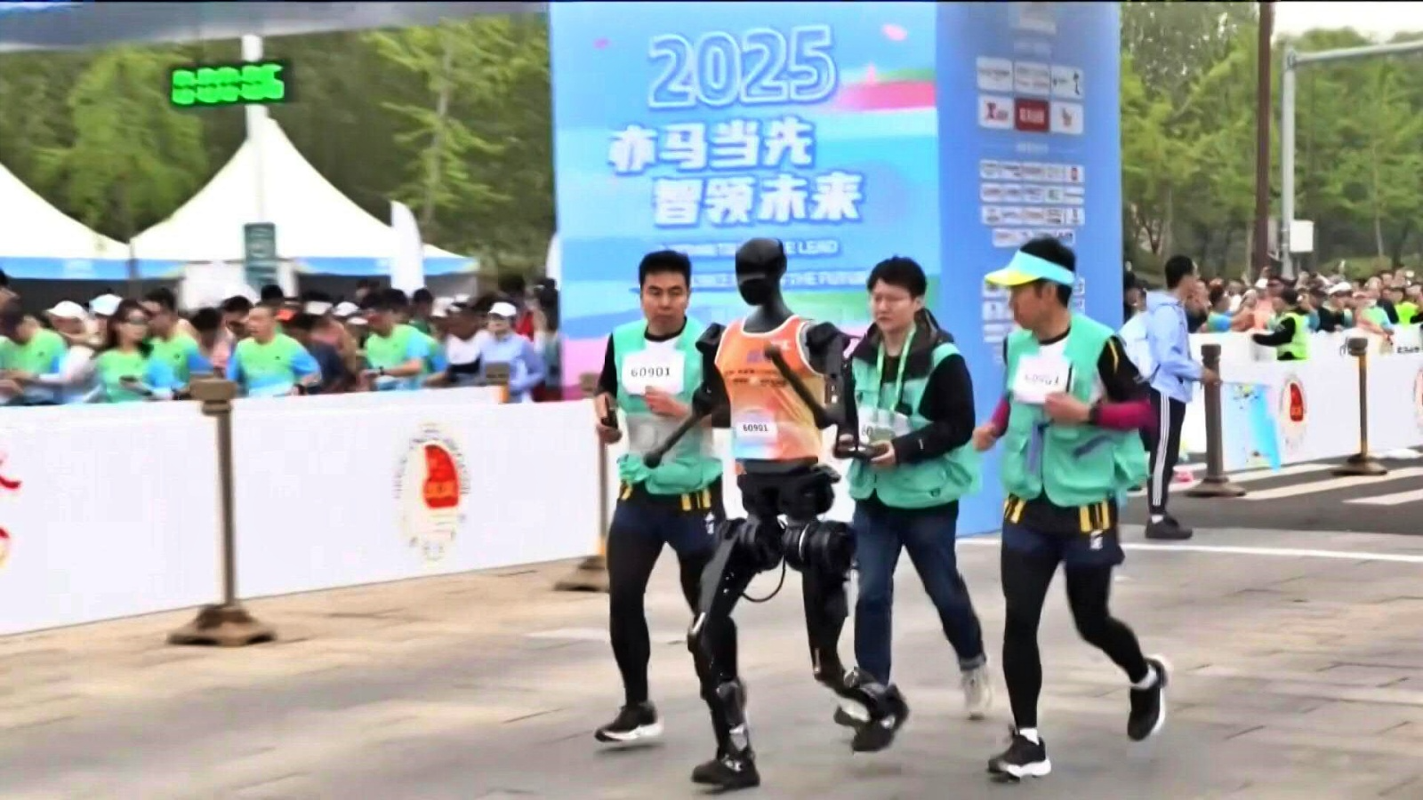 HUMANOID ROBOTS CHINA IN AI TECHNOLOGY HUMANOID ROBOTS RACE HUMANOID ROBOT MARATHON IN CHINA