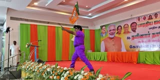 எம்ஜிஆர் வேடமணிந்தவர் பாஜக கொடி ஏந்தியபடி நடனம்