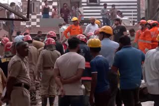 मुस्तफाबाद में इमारत ढही