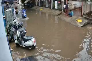 மின்சாரம் தாக்கிய சிறுவனை காப்பாற்றிய இளைஞர்